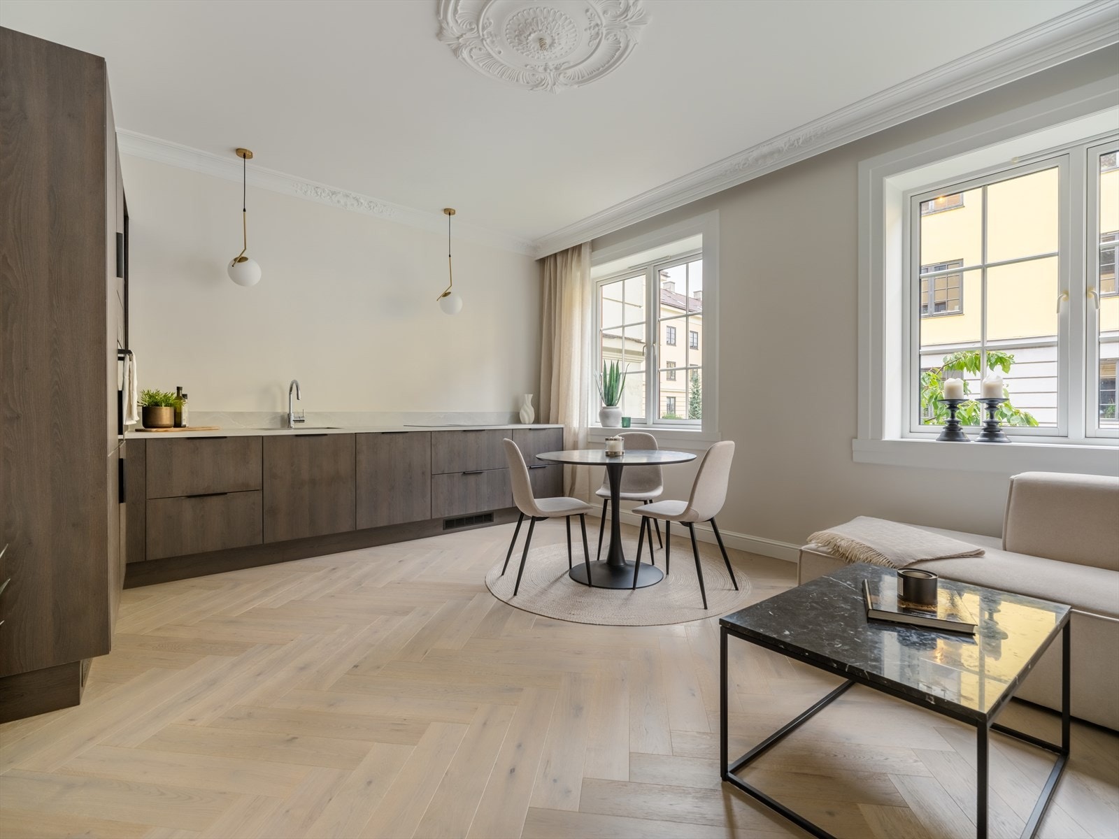 Kjøkkenet ligger i åpen løsning mot stuen, noe som skaper en åpen og sosial atmosfære. Galleribilde