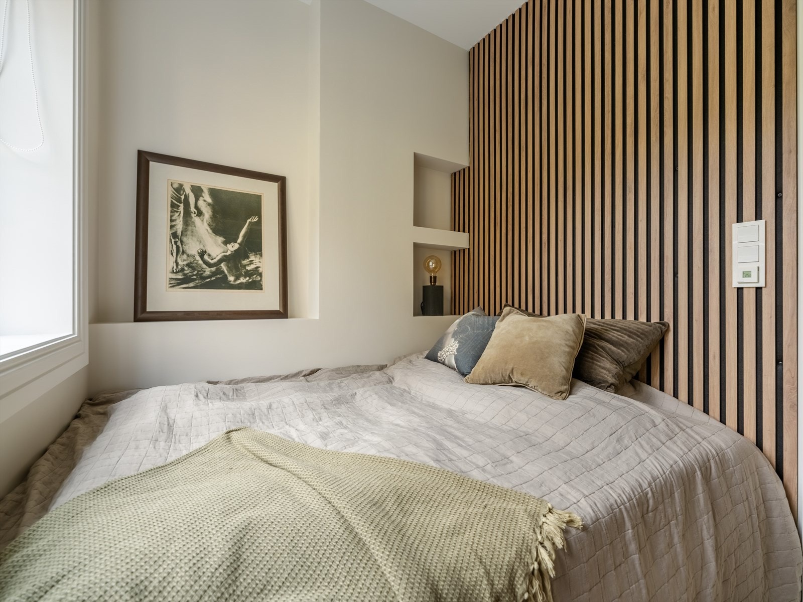 Leiligheten har et herlig soverom med plass til dobbeltseng og smarte oppbevaringsløsninger. Galleribilde