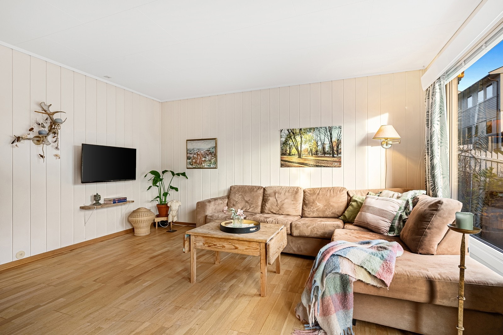 Her er det god plass til både stue- og spisestuemøblementet Galleribilde