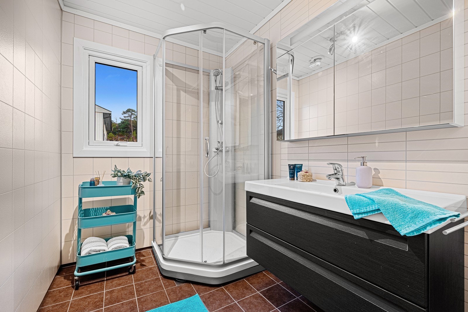 Lyst bad med dusjkabinett og servant i innredning Galleribilde