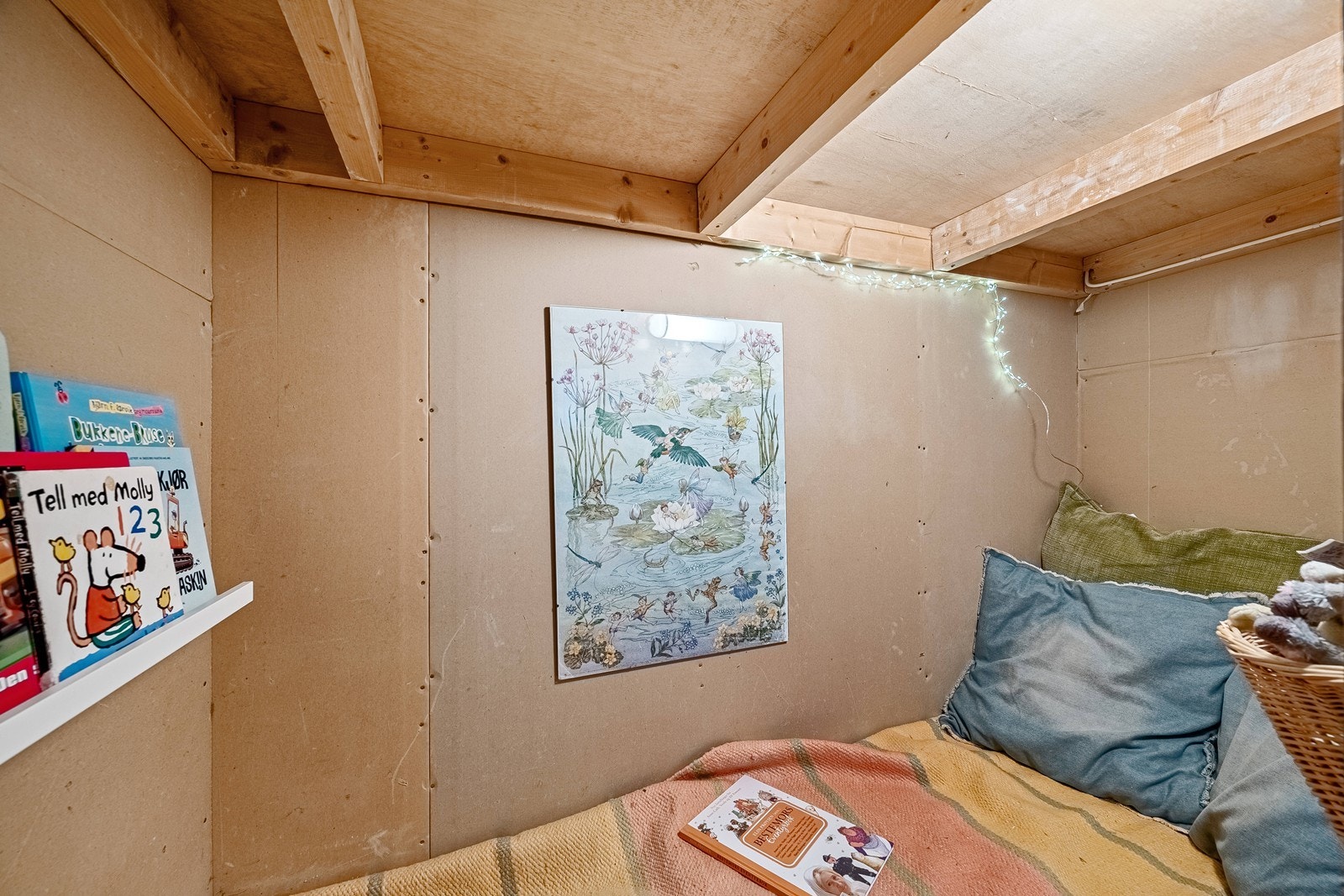 Bod innredet som lesekrok Galleribilde