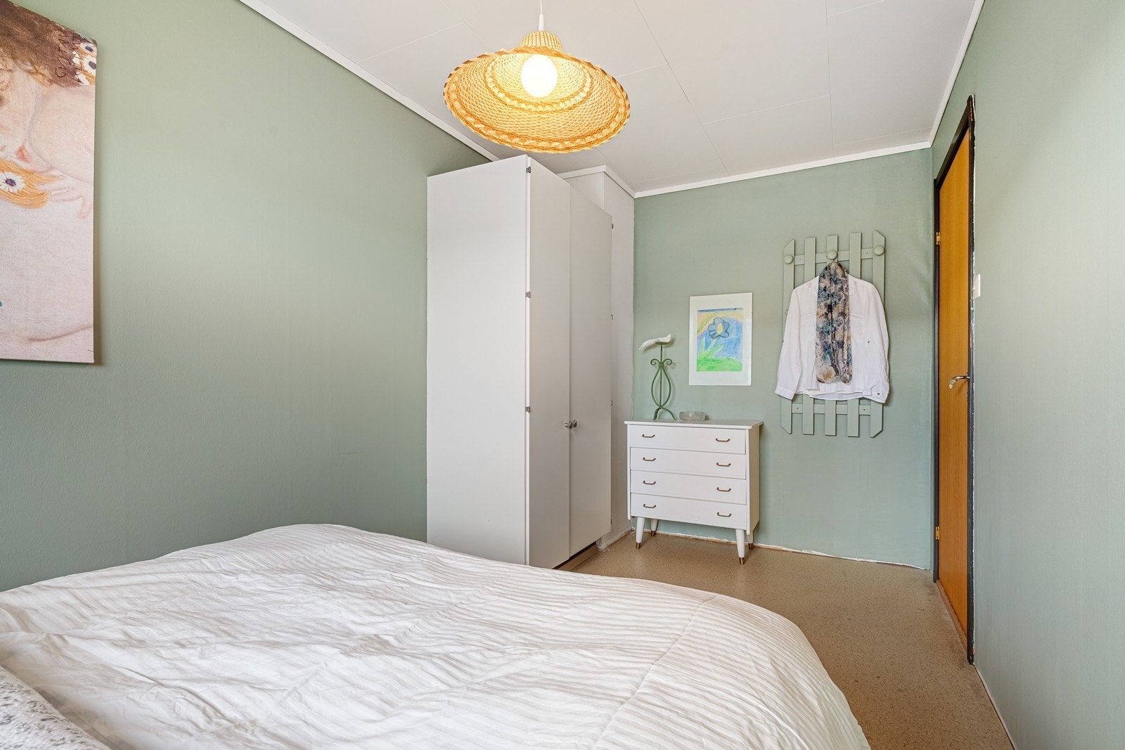 Med fine muligheter for oppbevaring av klær Galleribilde