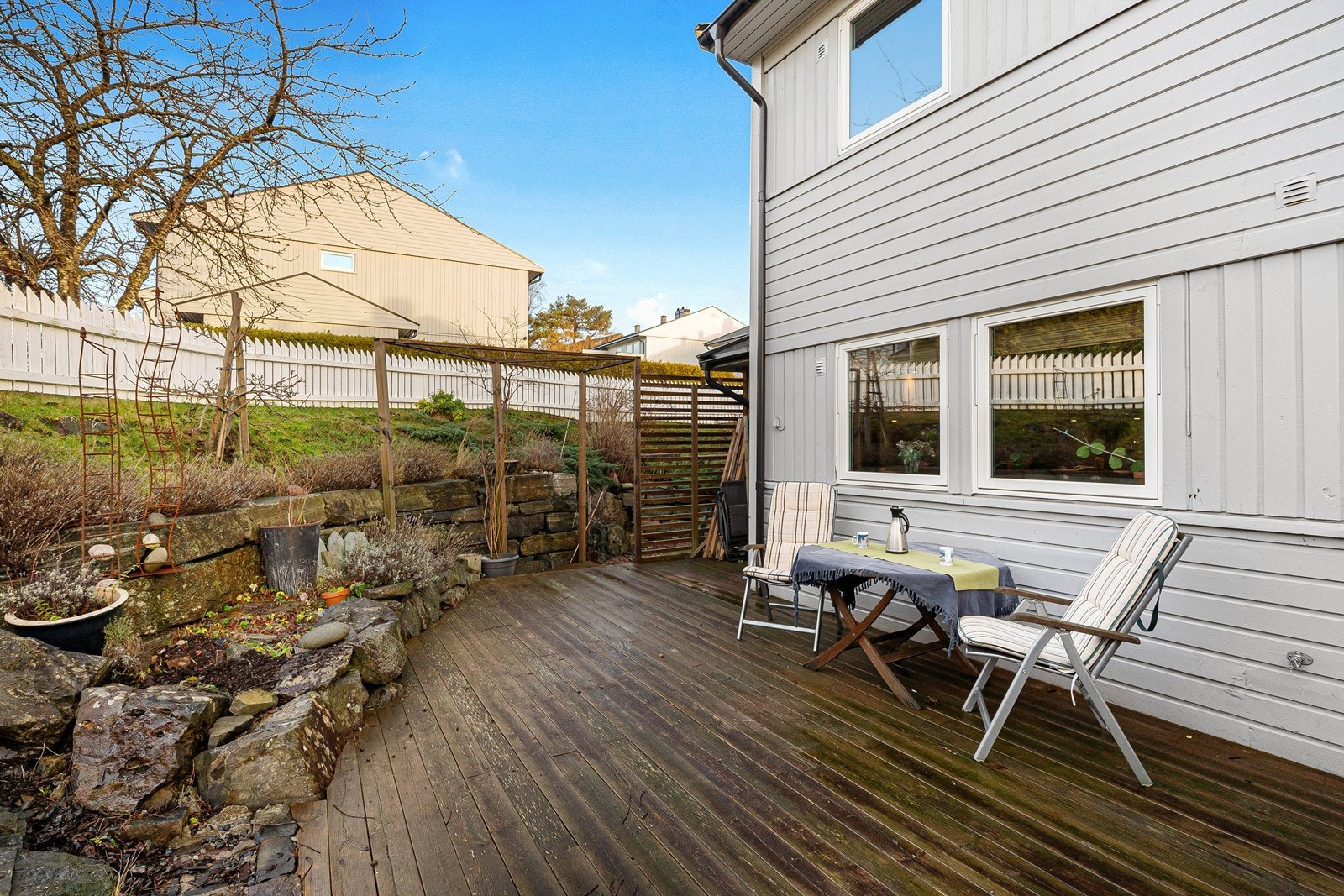 Det er laget til flere blomsterbed og uteområdet er for øvrig beplantet med prydbusker og annen beplantning Galleribilde