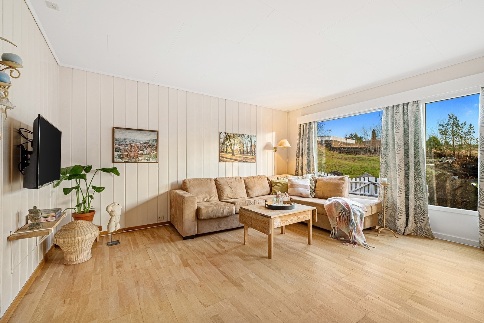 Fra stuen er et utgang til uteområdet foran boligen Galleribilde