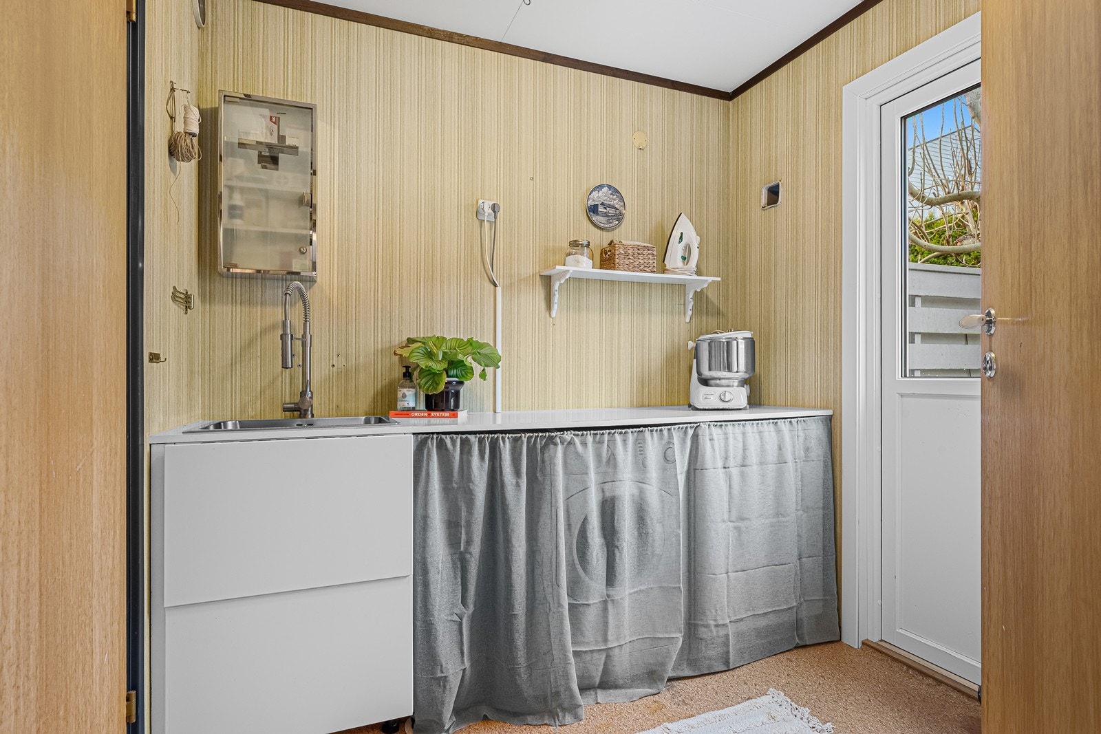 Vaskerom med adkomst til bod og ut til uteområdet mot vest Galleribilde