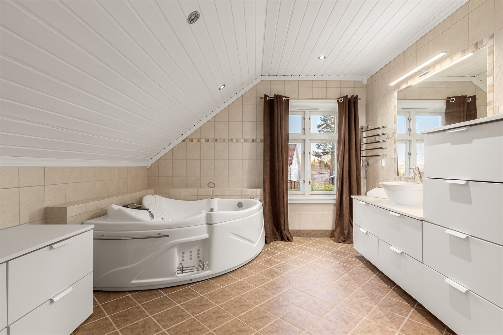 Godt med skapplass på badet i 2.etg Galleribilde