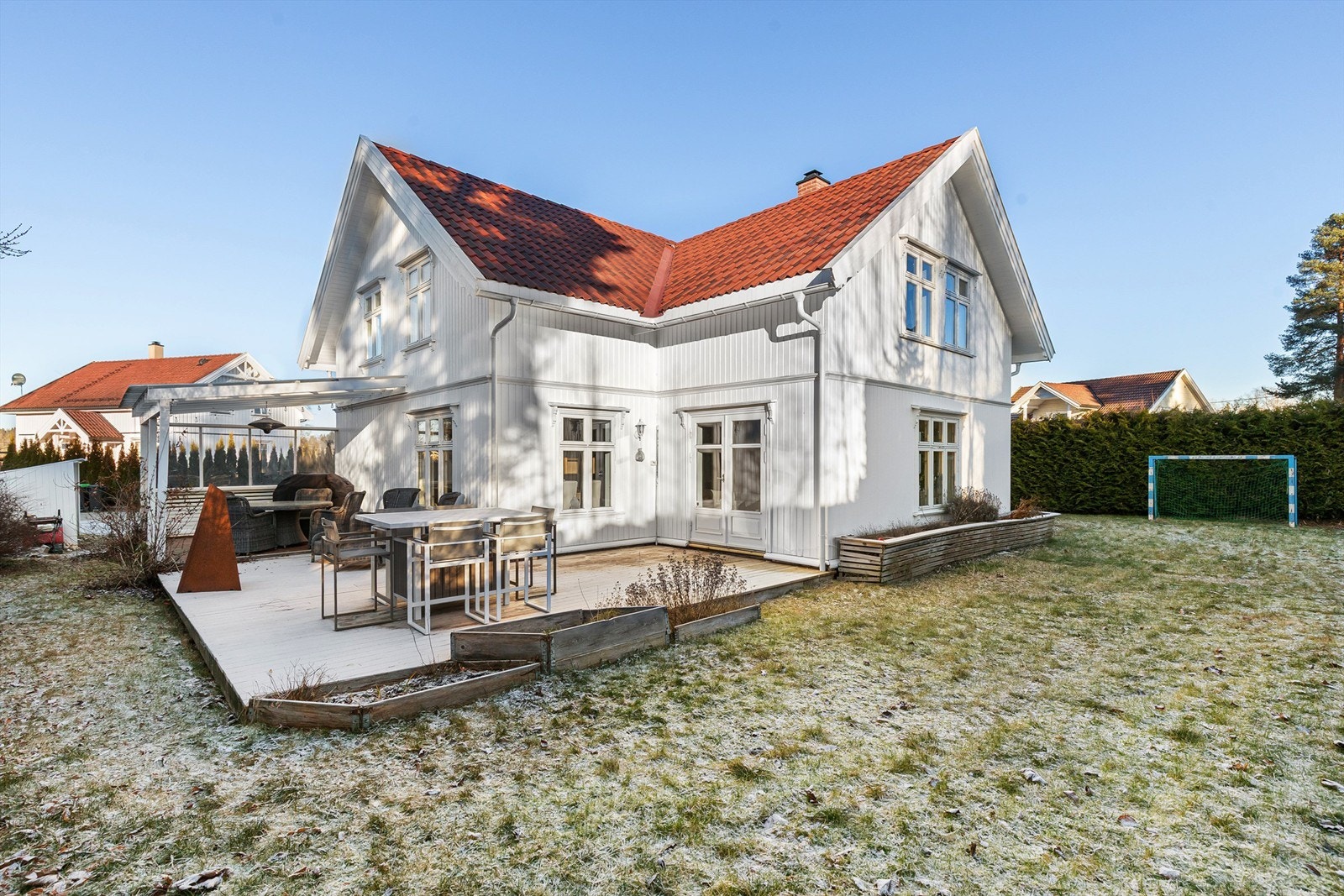 Koselig hage med hekk rundt store deler av eiendommen Galleribilde