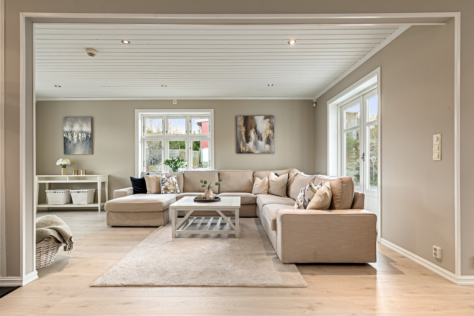 God plass til romslig sofagruppe - Utgang til terrasse og hage Galleribilde