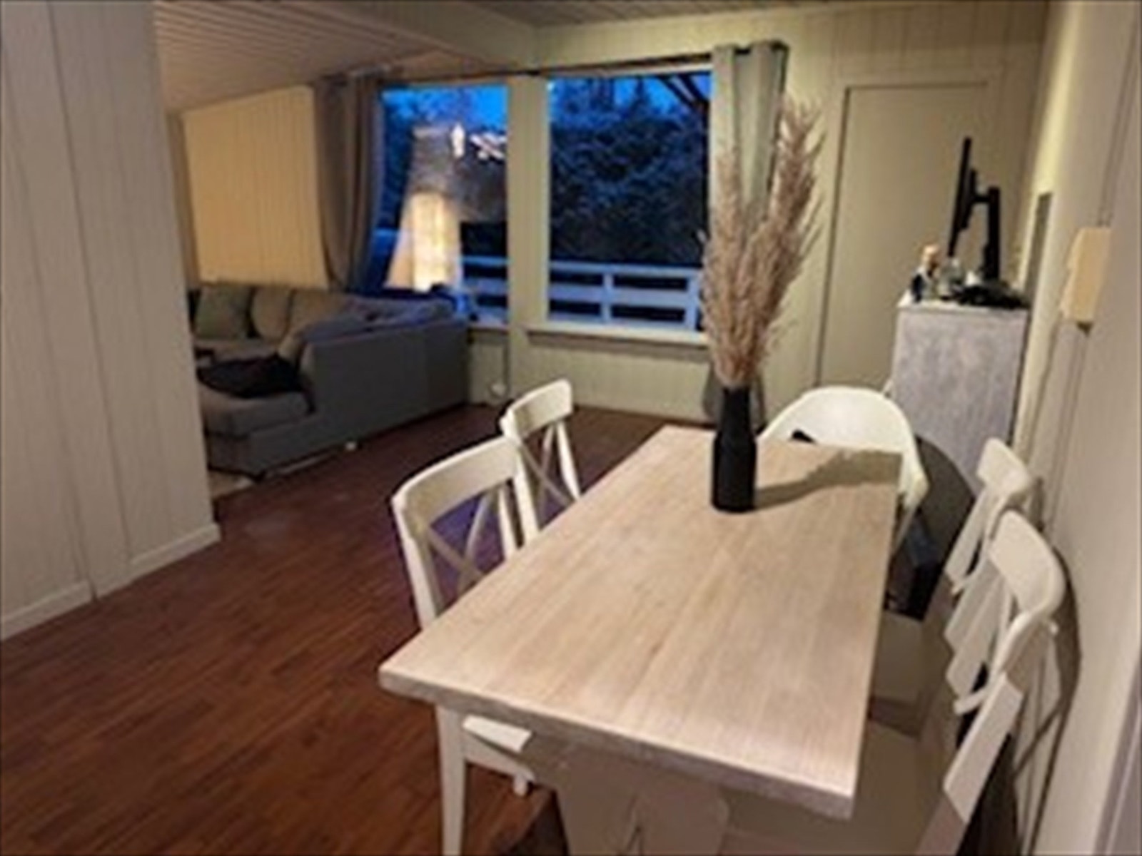 Spisesplass mot tv-stue i hytte - selgers eget bilde Galleribilde