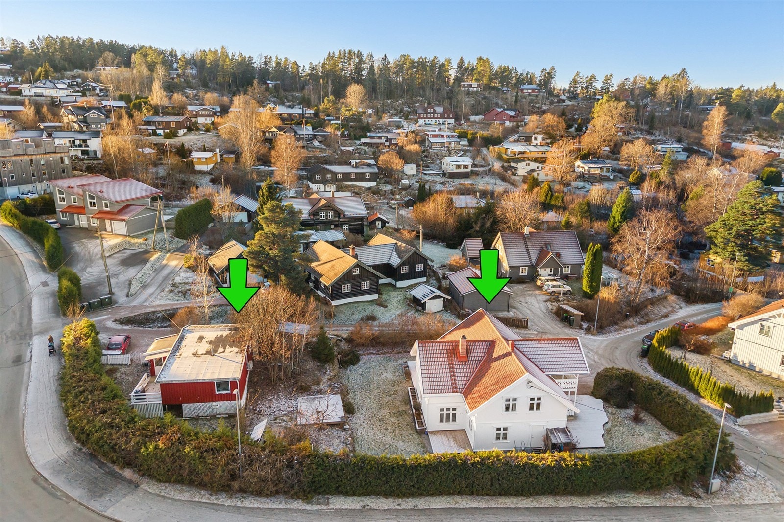 Eiendommen består av av en enebolig samt en eldre hytte Galleribilde