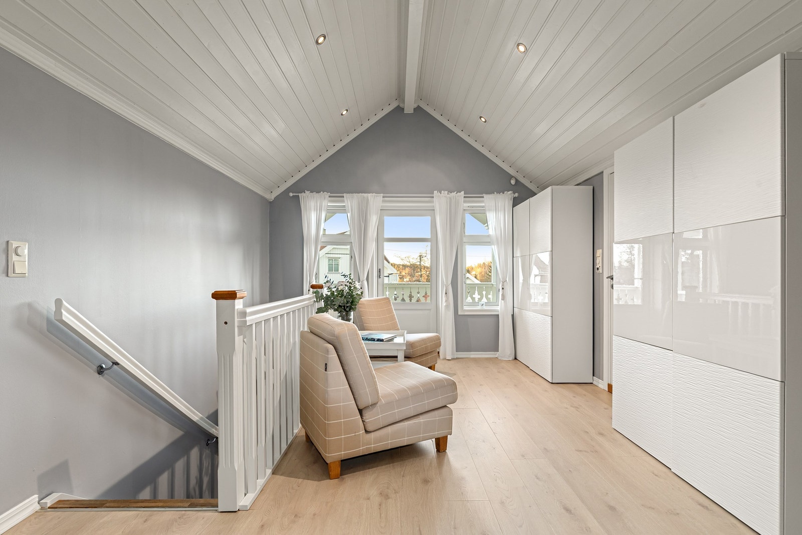 Det er montert praktisk garderobeskap på den av loftstuen - Utgang til overbygget terrasse Galleribilde