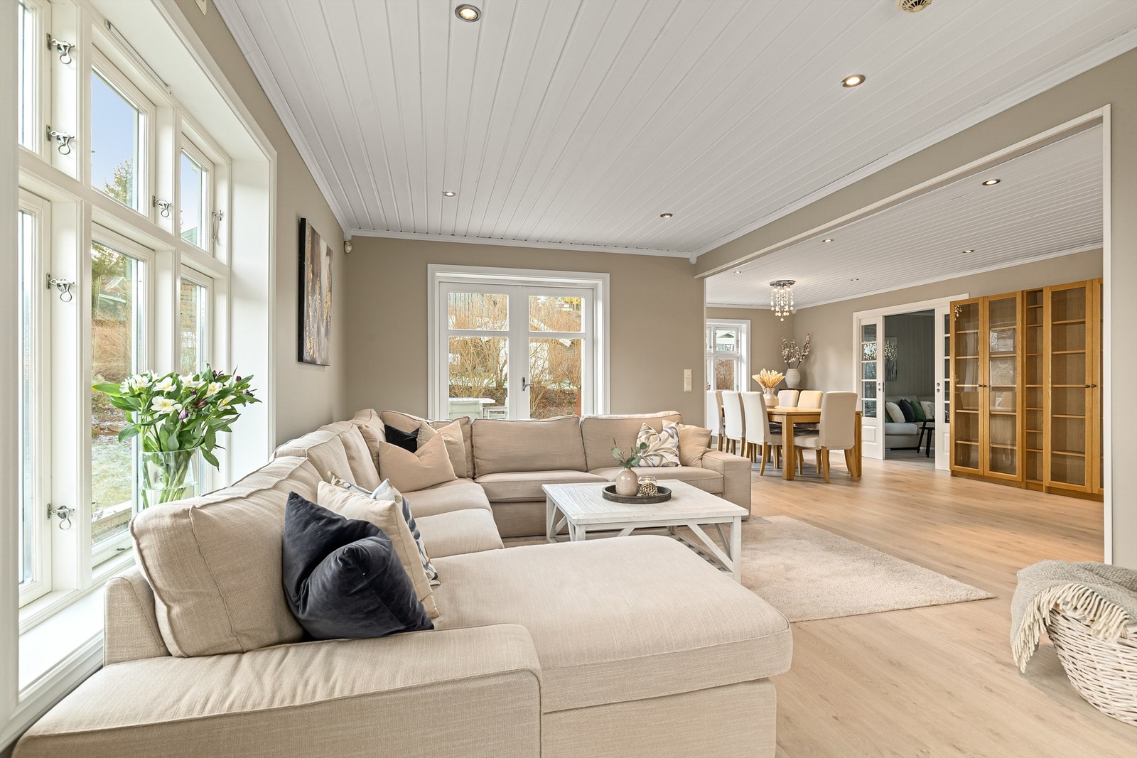 Fra stue mot spisestuen - Tv-stue innenfor spisestuen Galleribilde