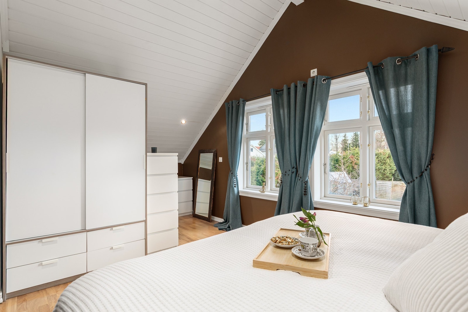 Soverom 2 ligger i 2.etg - Stort soverom med god takhøyde Galleribilde