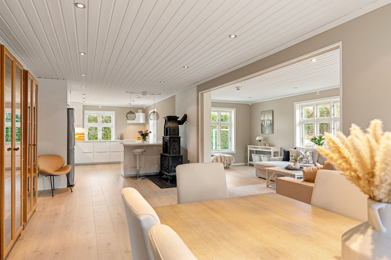 Åpen løsning og gode møbleringsmuligheter i stue/spisestue Galleribilde