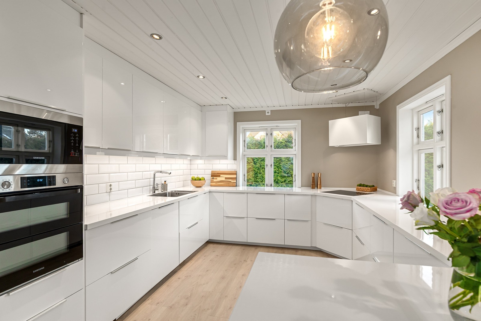 Velutstyrt kjøkken med integrerte hvitevarer Galleribilde