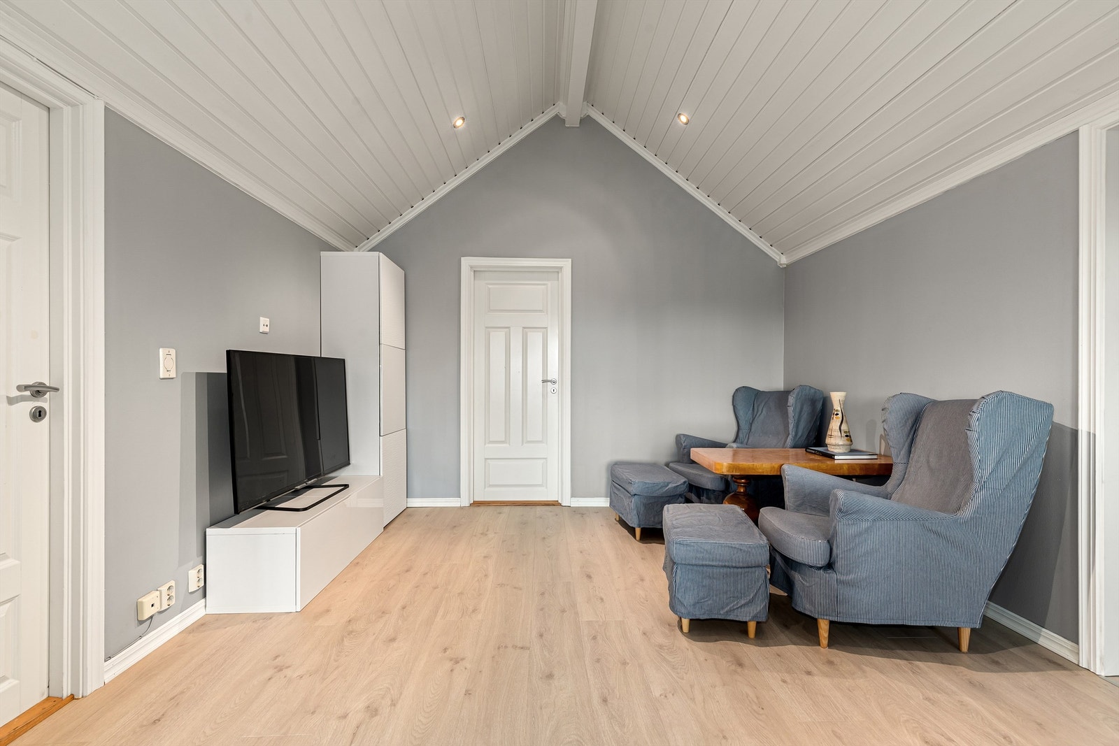 Det er også plass til sofagruppe og ekstra tv for barna på loftstuen Galleribilde