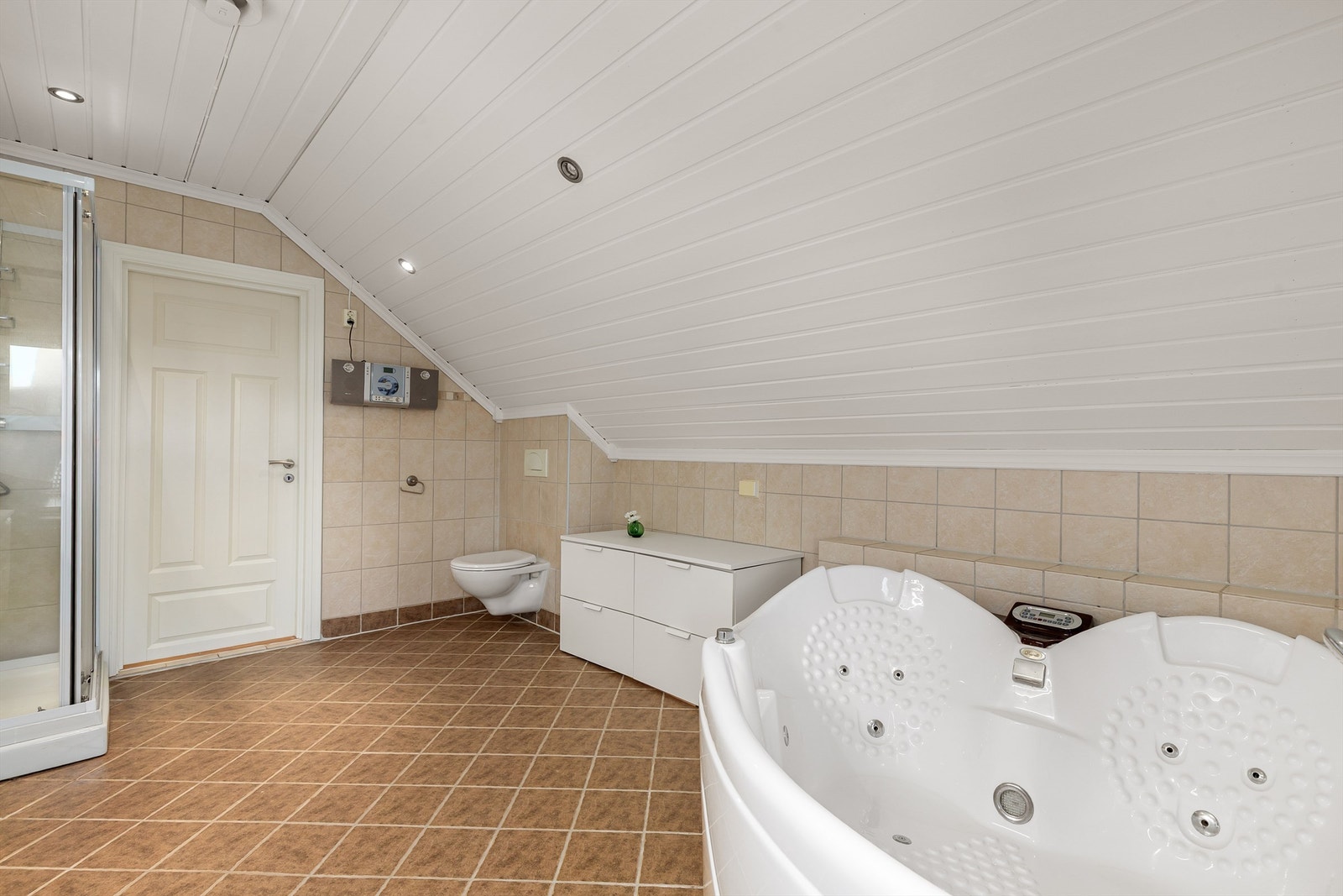 Flislagt bad i 2.etg med badekar og dusjkabinett Galleribilde