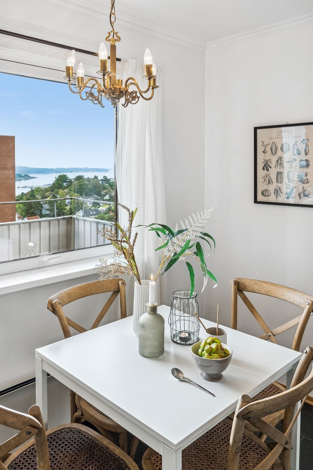 Det er plass til kjøkkenbord ved vinduet - hvor du samtidig kan nyte den lekre fjordutsikten! Galleribilde