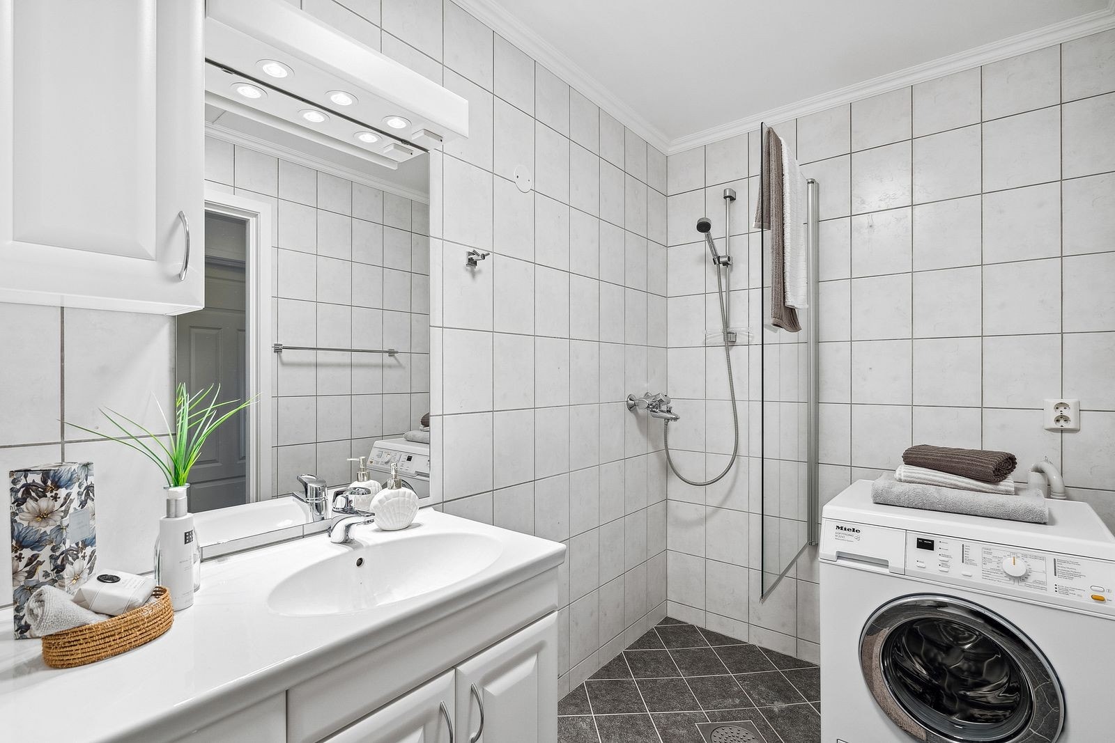 Baderommet ble oppusset i 2006 - varmekabler - opplegg for vaskemaskin Galleribilde