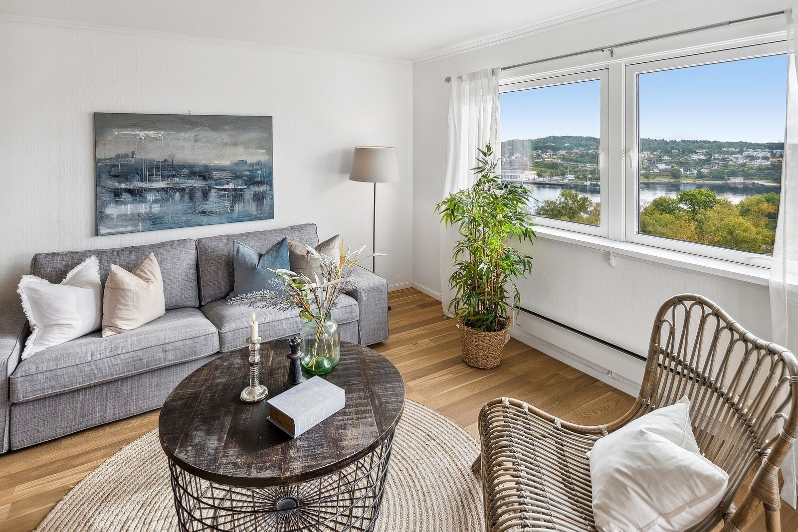 Vi lover panorama fjordutsikt fra stue, kjøkken og balkong - plasserer du spisestuemøblene her så kan du nyte både et godt måltid og den lekre utsikten samtidig Galleribilde