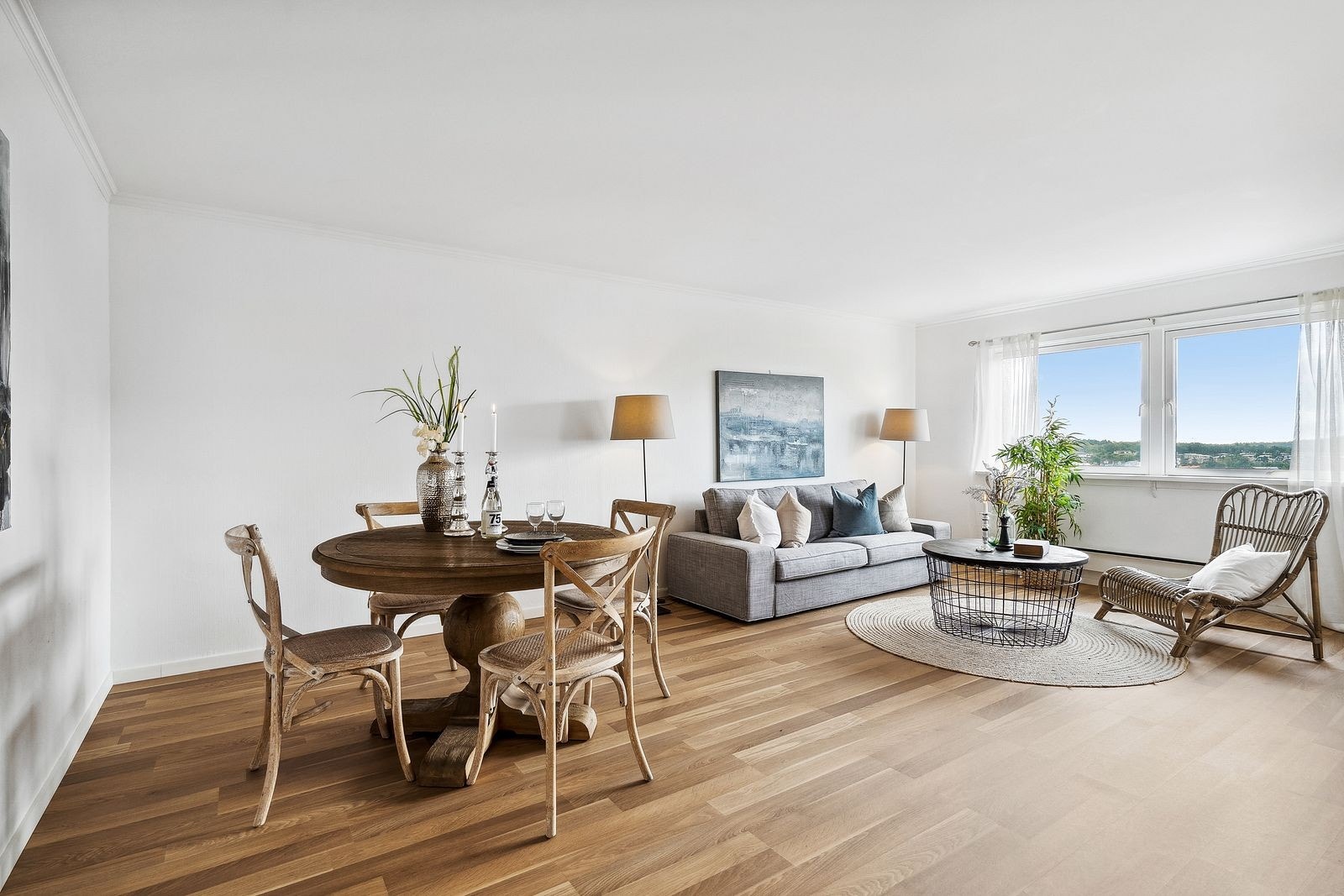 Det er rikelig med plass i denne flotte stuen - ta med alle møblene dine, det er utrolig hvor mye dette rommet kan tåle av møbler Galleribilde