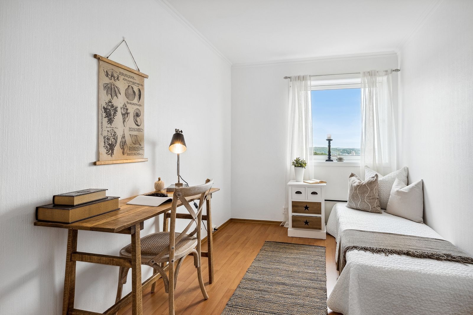 I gjesterommet er det også plass til dobbeltseng på tvers av rommet - noen andre beboere bruker dette som hovedsoverom - lekker fjordutsikt mot Indre Havn Galleribilde