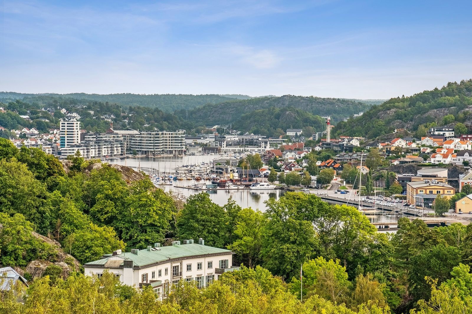 Fritt utsyn innover mot Indre Havn - kort vei til busstopp i Hystadveien - til nærbutikk, treningssenter og seniorsenter er det max 10 min gange Galleribilde