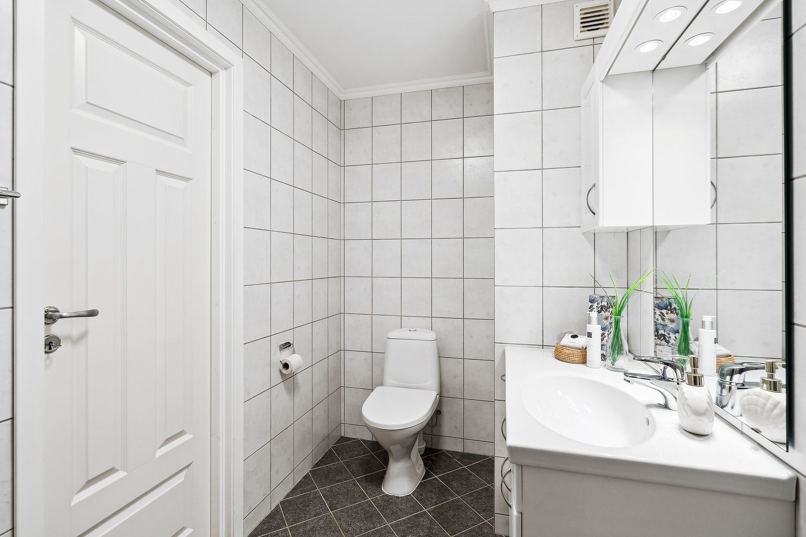 Fliselagt gulv med varmekabler og fliselagte vegger Galleribilde