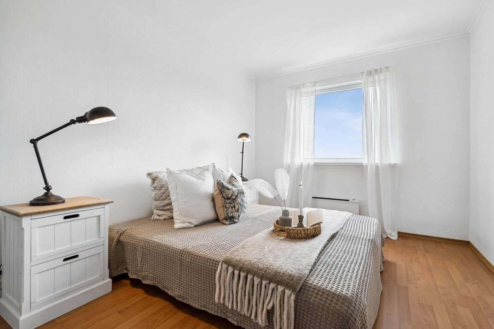 I hovedsoverommet er det god plass til både dobbeltseng og nattbord - oppusset i 2006 inkludert skyvedørsfronter - lekker fjordutsikt mot Indre Havn Galleribilde