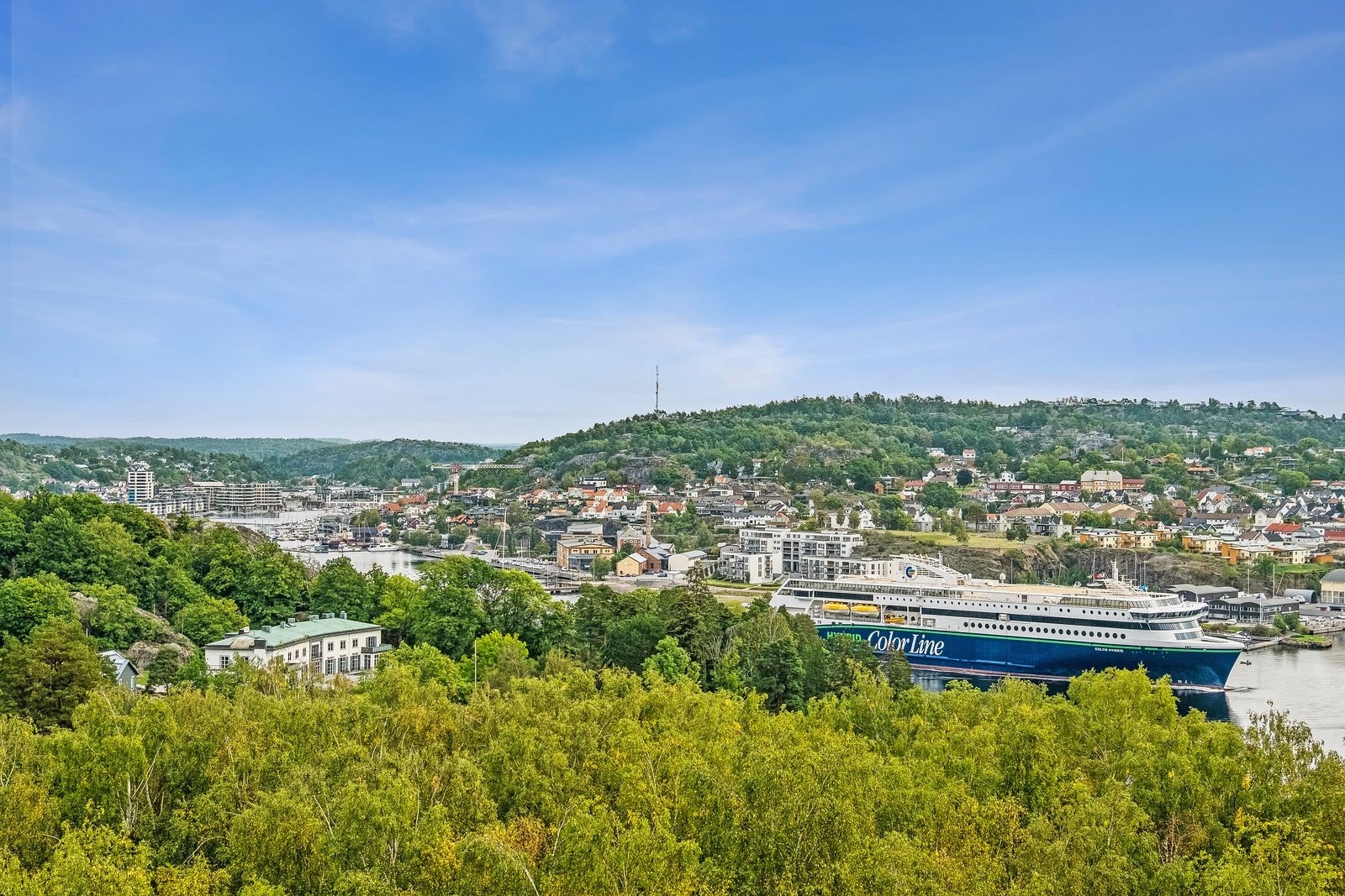 Den herlige fjordutsikten kan nytes fra både stue, kjøkken, balkong og fra begge soverom - like flott på både dag- og kveldstid Galleribilde