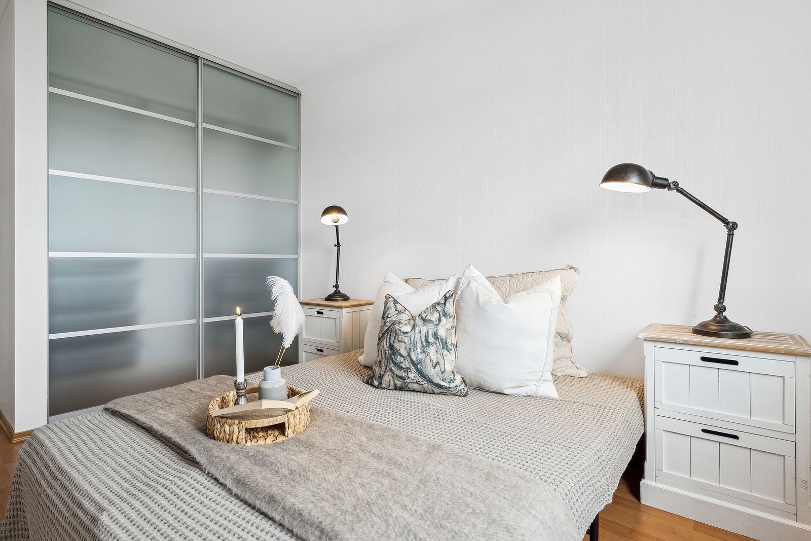 Lekre skyvedørsfronter fra 2006 og god plass til dobbeltseng og nattbord Galleribilde