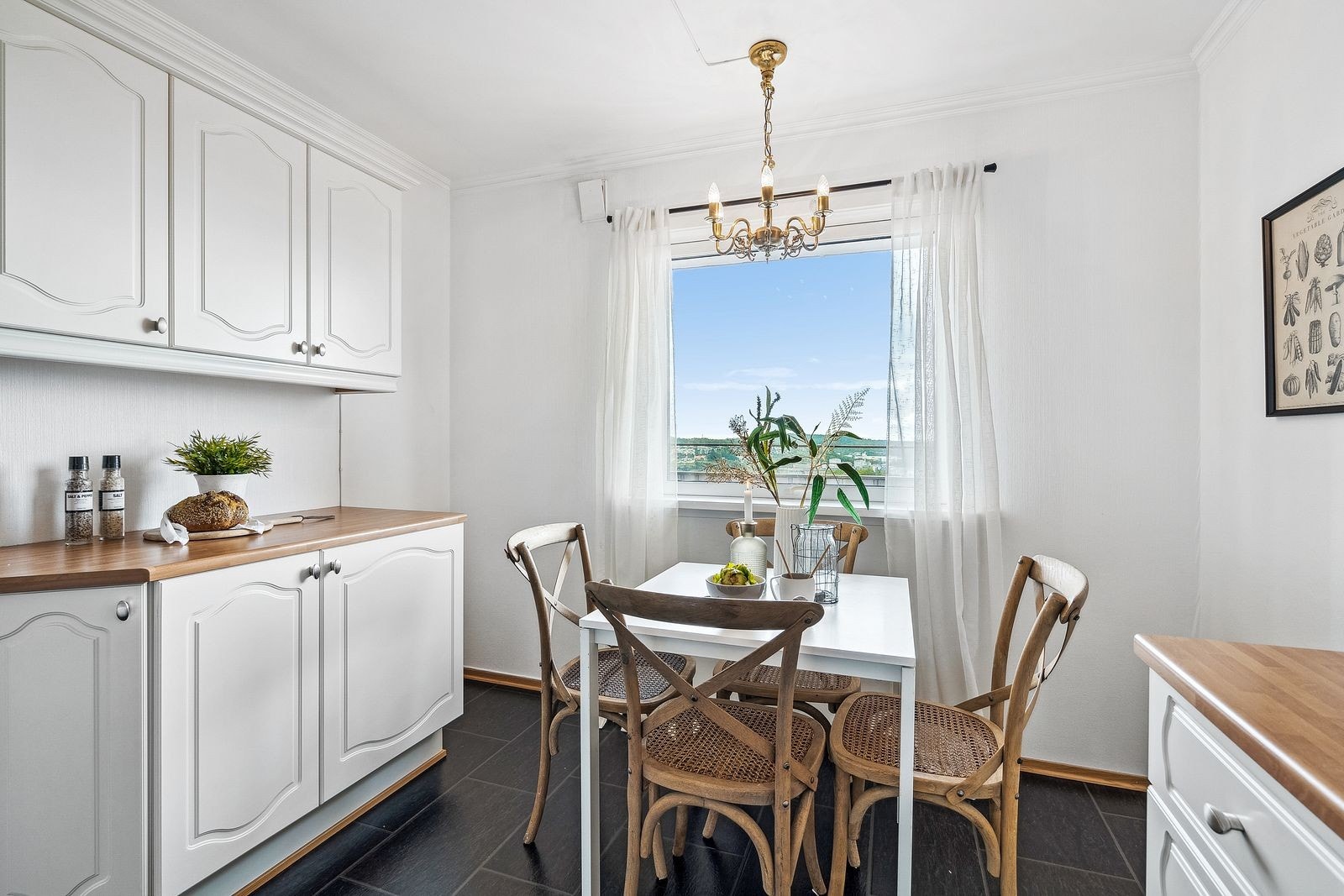 Kjøkkeninnredningen er velholdt og fra ca 2006 - supplert med ekstra innredning på vegg mellom stue og kjøkken Galleribilde