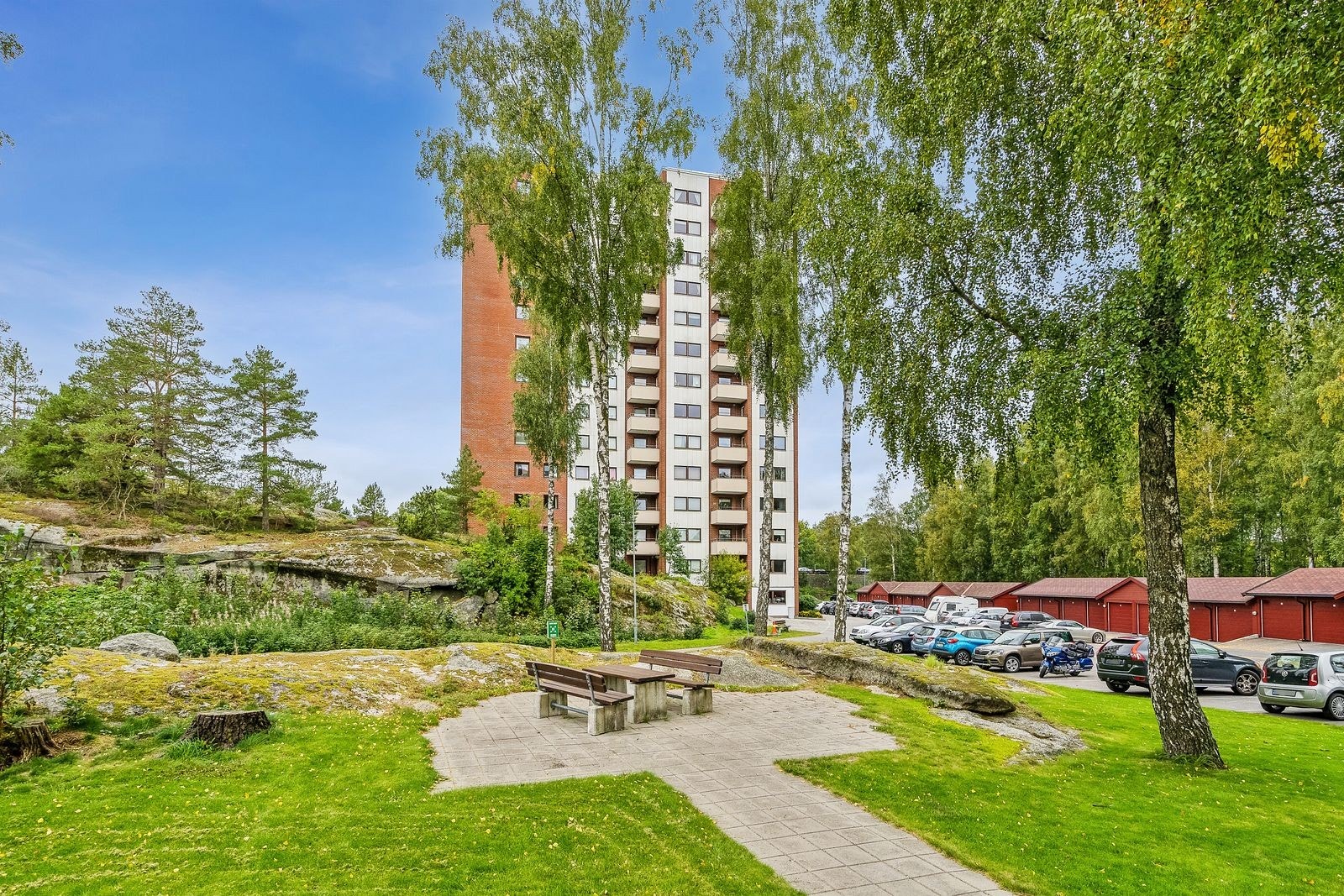 Enestående vaktmestertjenester - nye heiser - sykkelparkering ute og inne - el-bil ladere - fellesvaskeri - velstelte fellesarealer - parkering - mulig garasjeleie - kort vei til butikk, buss og treningssenter Galleribilde