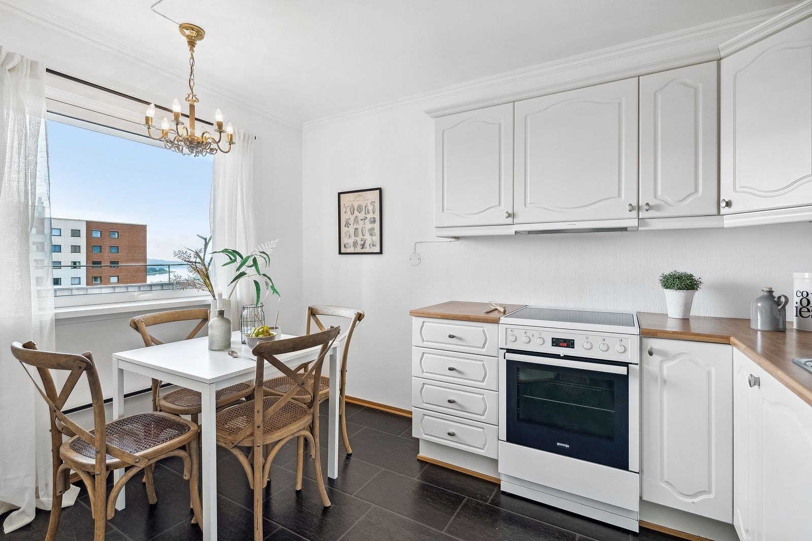 Et romslig og velholdt kjøkken med fabelaktig fjordutsikt! Trenger du å supplere med mer innredning så har du allikevel plass til kjøkkenbord Galleribilde