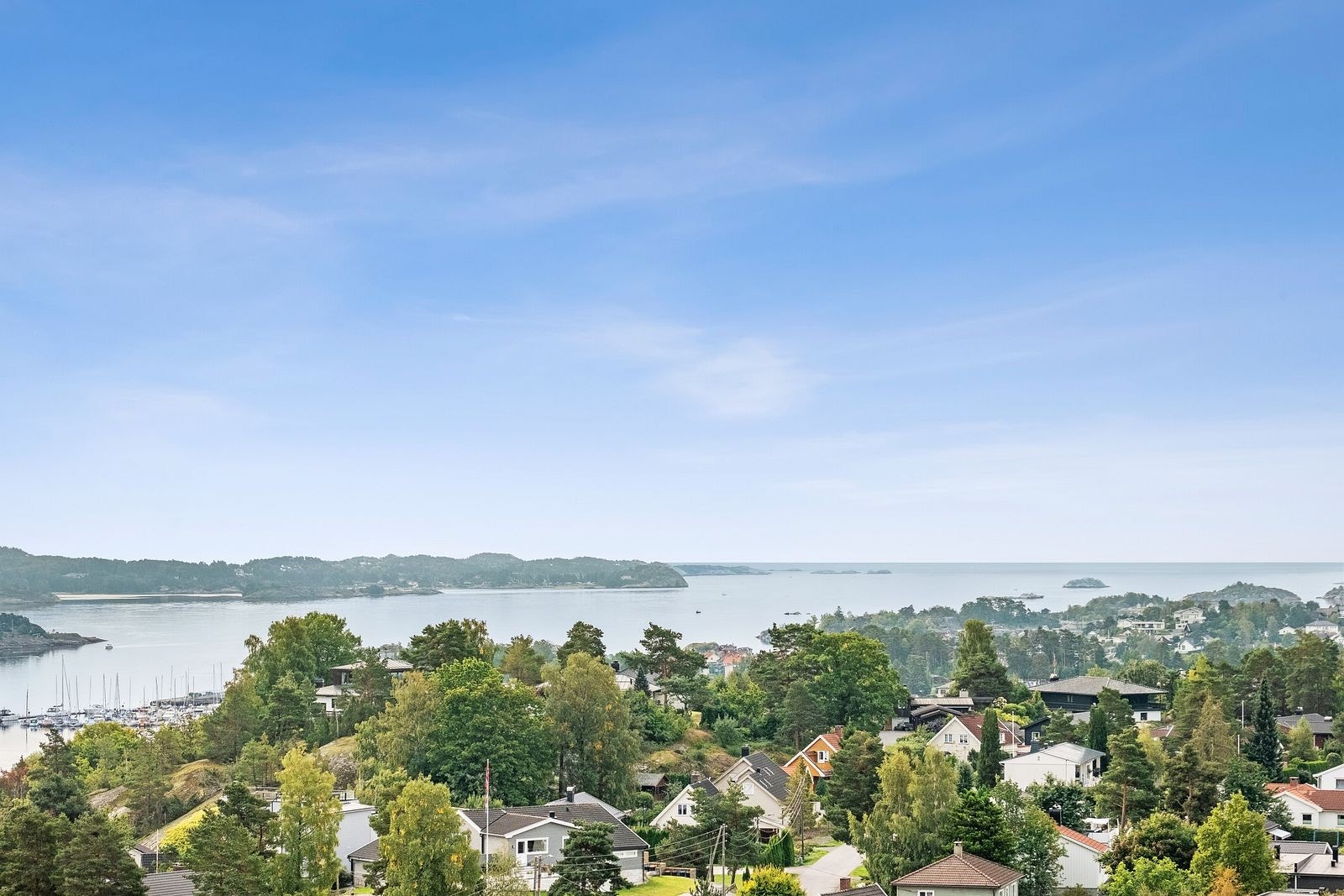 DNB Eiendom v/Wenche Beyer ønsker hjertelig velkommen til Sjøstrand 8 - vi lover enestående fjordutsikt og en velholdt leilighet med optimal planløsning! Galleribilde