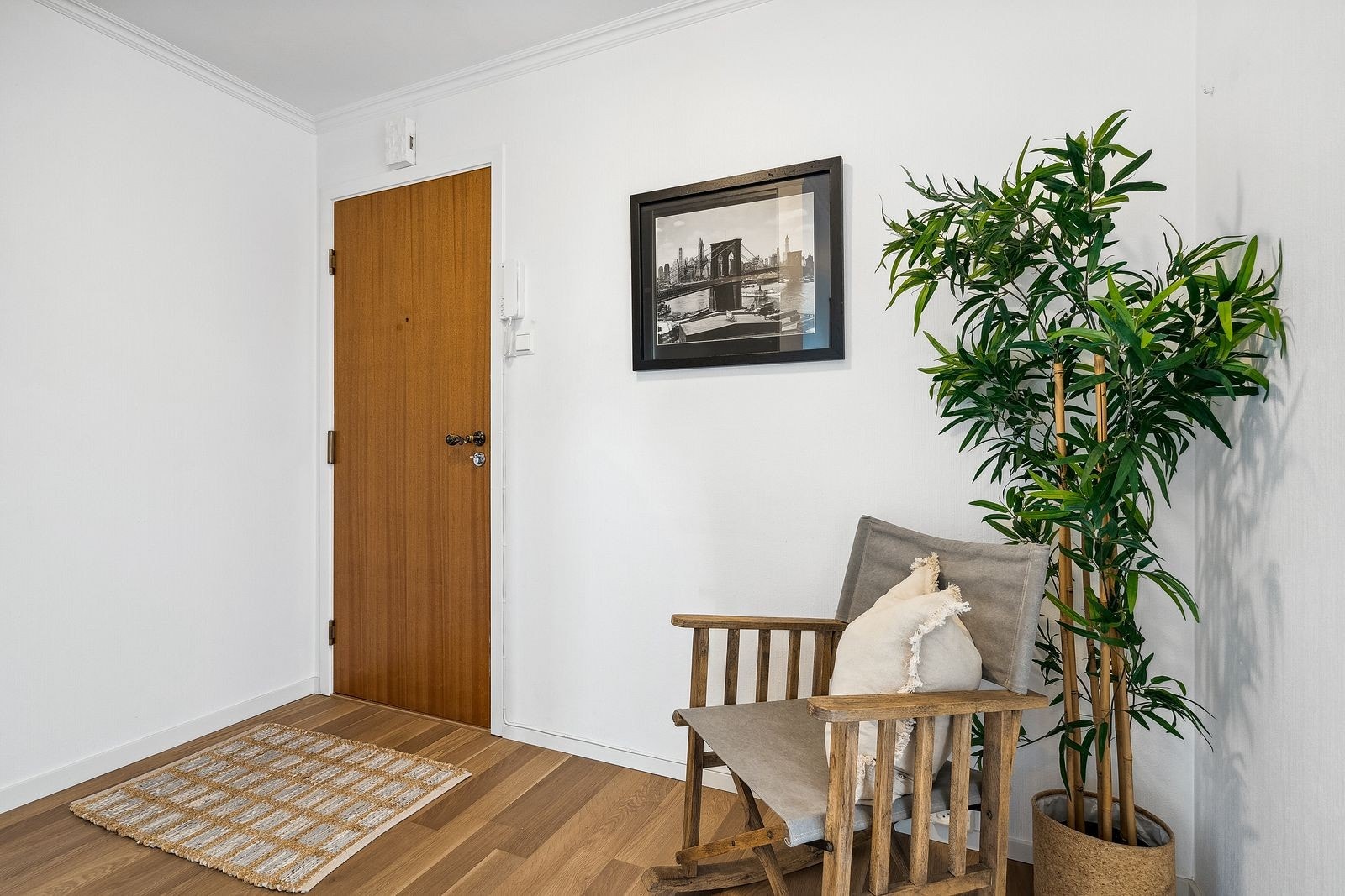 Noen beboere har et ekstra garderobeskap eller kommode der hvor stolen er plassert - dørtelefon med muligheter for å tilkoble kamera Galleribilde