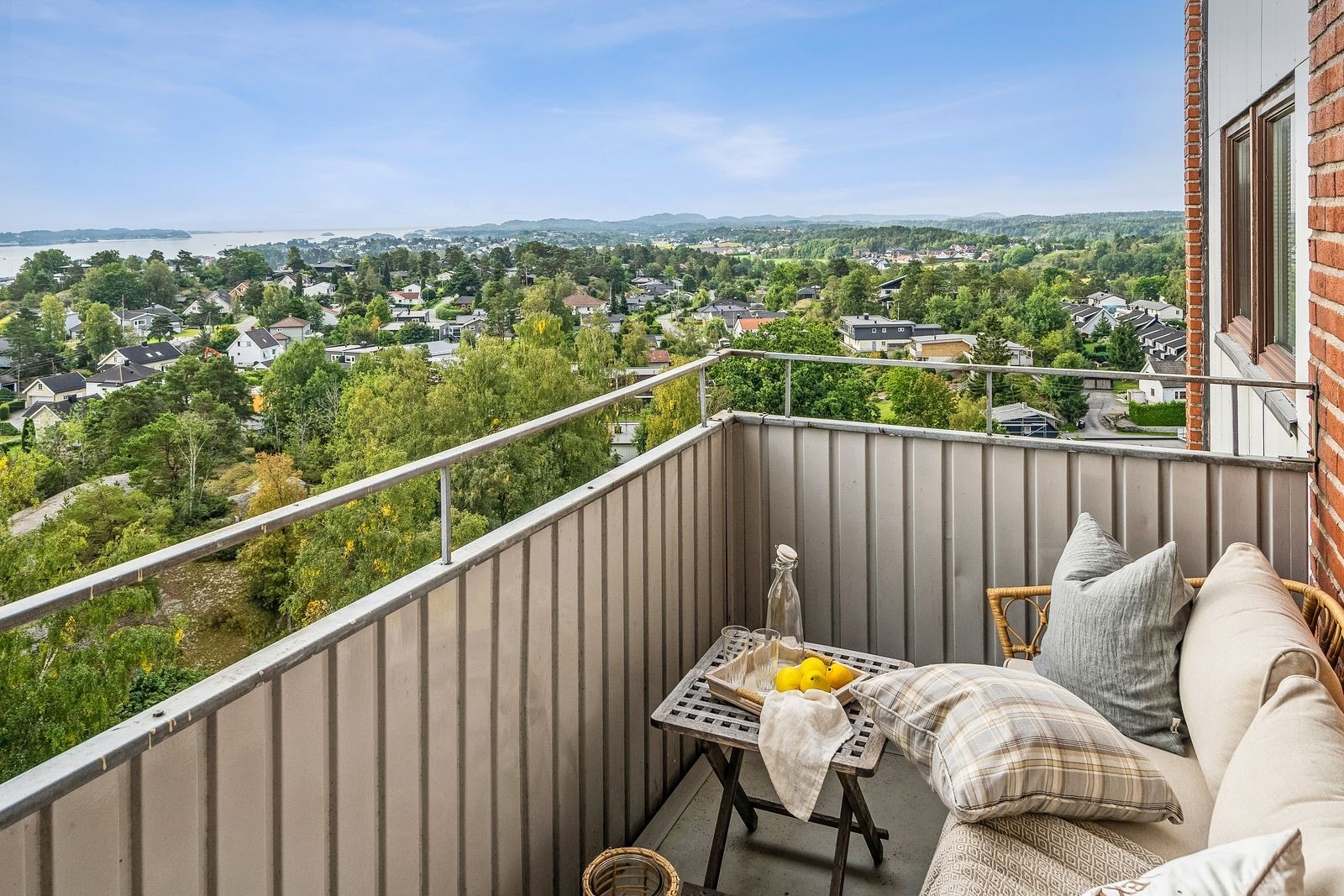 Velkommen hit og nyt fjordutsikten, planløsningen, boligstandarden og stillheten! Vi sees! Balkongen er på cirka 4.5 kvm og vender syd og øst Galleribilde