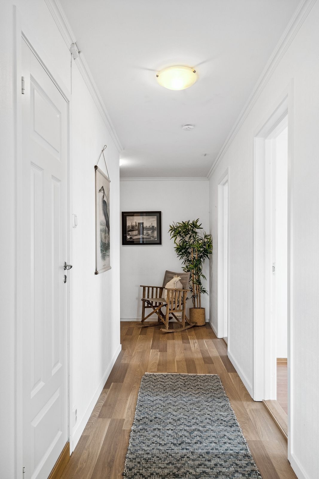 Planløsningen er optimal - ingen kvadrameter går til spille. Fra gangen er det tilgang til bad, kjøkken, to doble soverom, separat kjøkken og stue Galleribilde