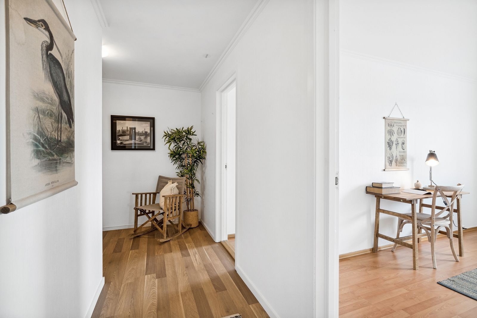 Gangen er luftig og romslig og det er plass til enda ett garderobeskap om du trenger det - bod i byggets 1.etasje Galleribilde