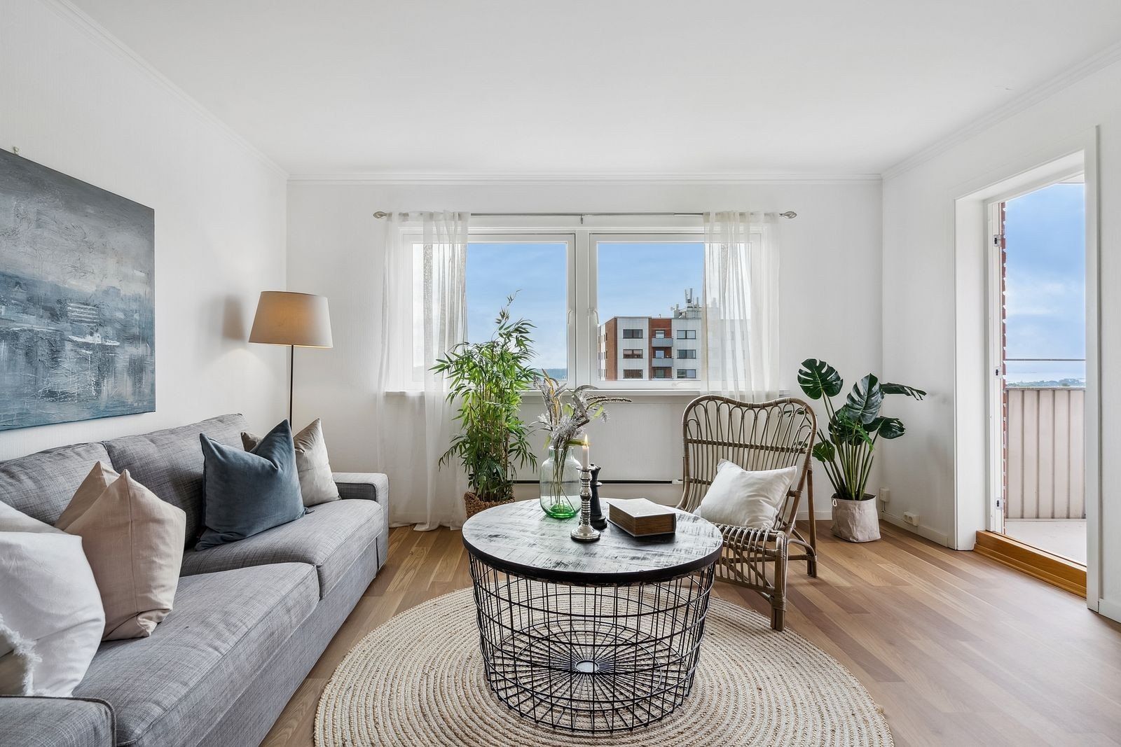 Suveren planløsning i leiligheten - vesentlig oppusset i 2006 - vinduer fra 2009 - ingen innsyn Galleribilde