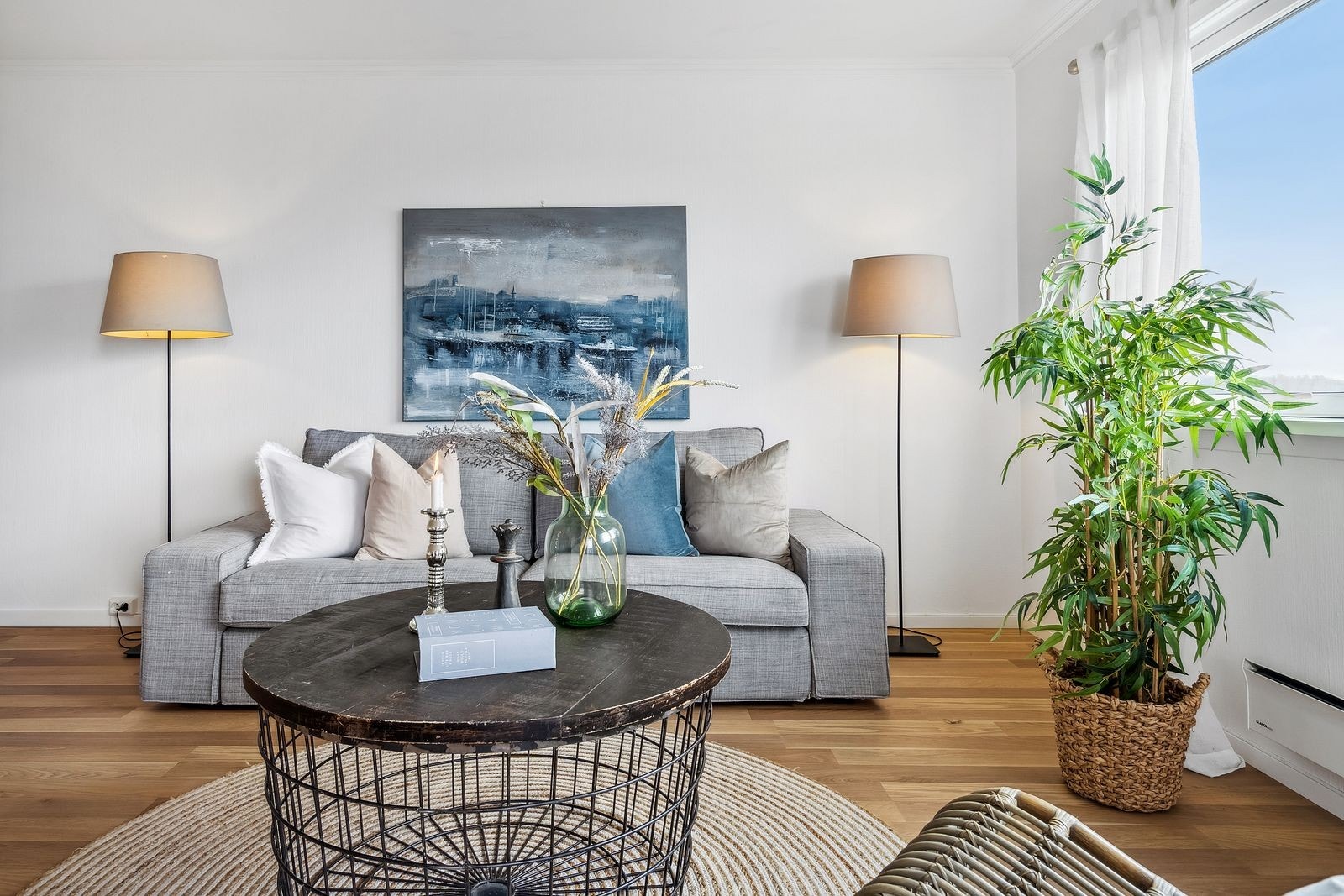 Hele leiligheten er super å møblere - i stuen er det plass til alle favorittmøblene dine! Galleribilde