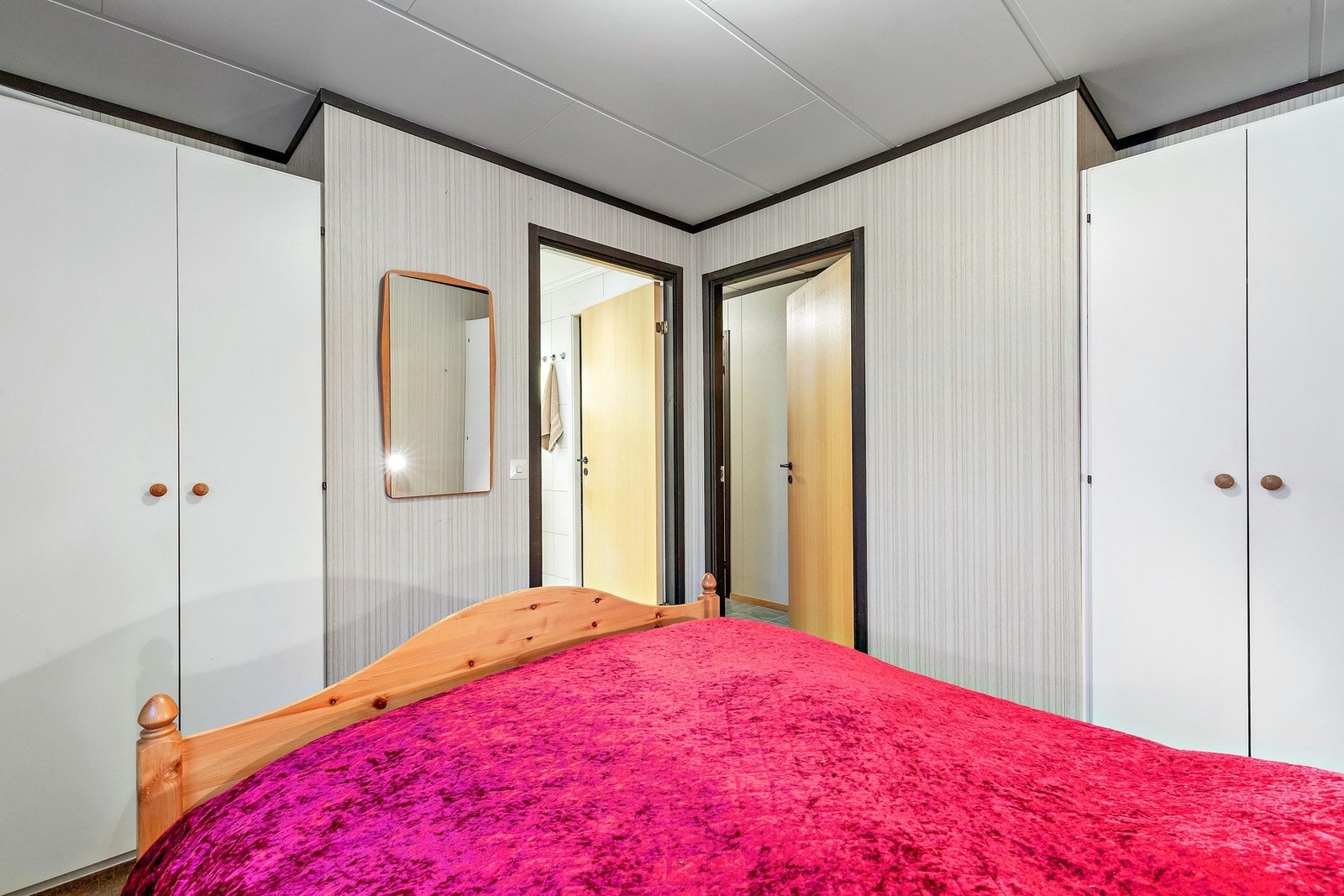 Soverommet har praktisk tilknytning til baderommet i 1.etasjen. Galleribilde