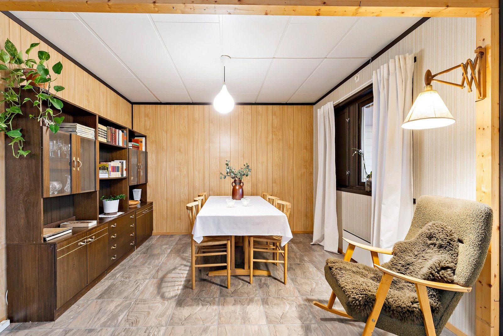 Spisestuen er stor og rommer god plass til mange gjester. Galleribilde