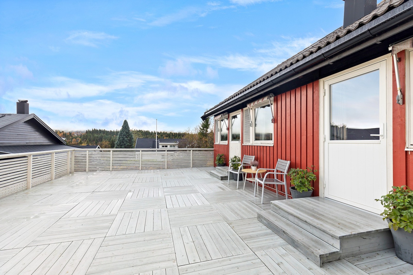 Her har man utgang til den solrike terrassen fra både kjøkkenet og soverommet. Galleribilde