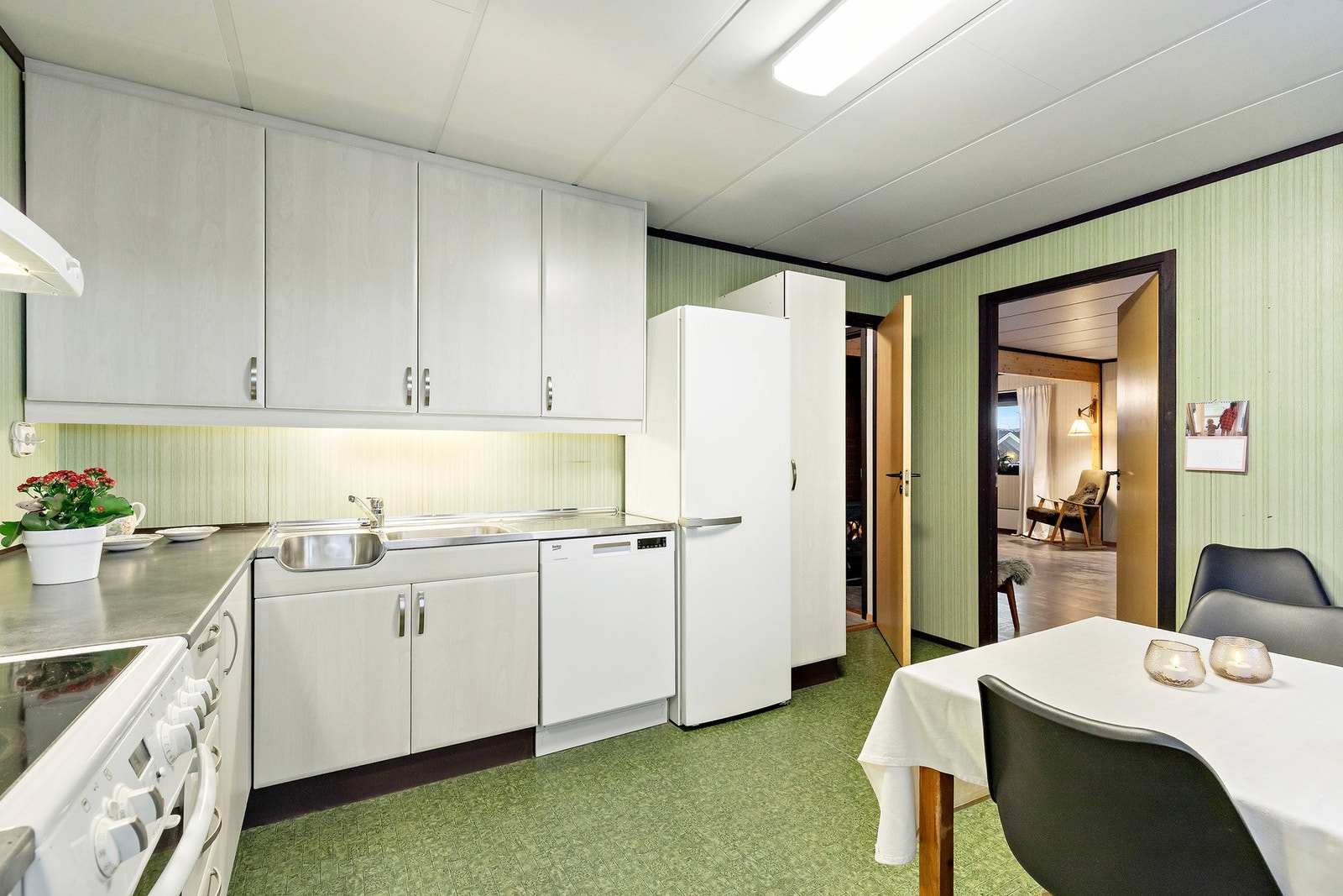 Kjøkkenet ligger adskilt fra stuen som skaper gode romfordelinger. Galleribilde