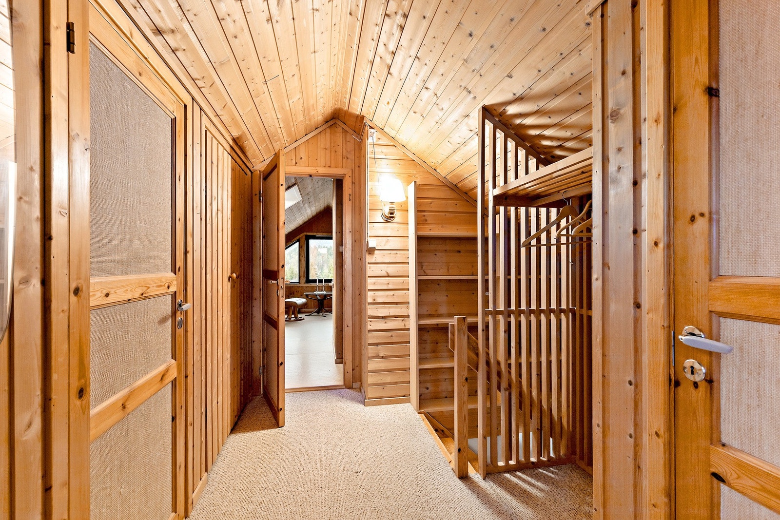 I loftetasjen er det to soverom men også mye bod/lagringsplass. Galleribilde