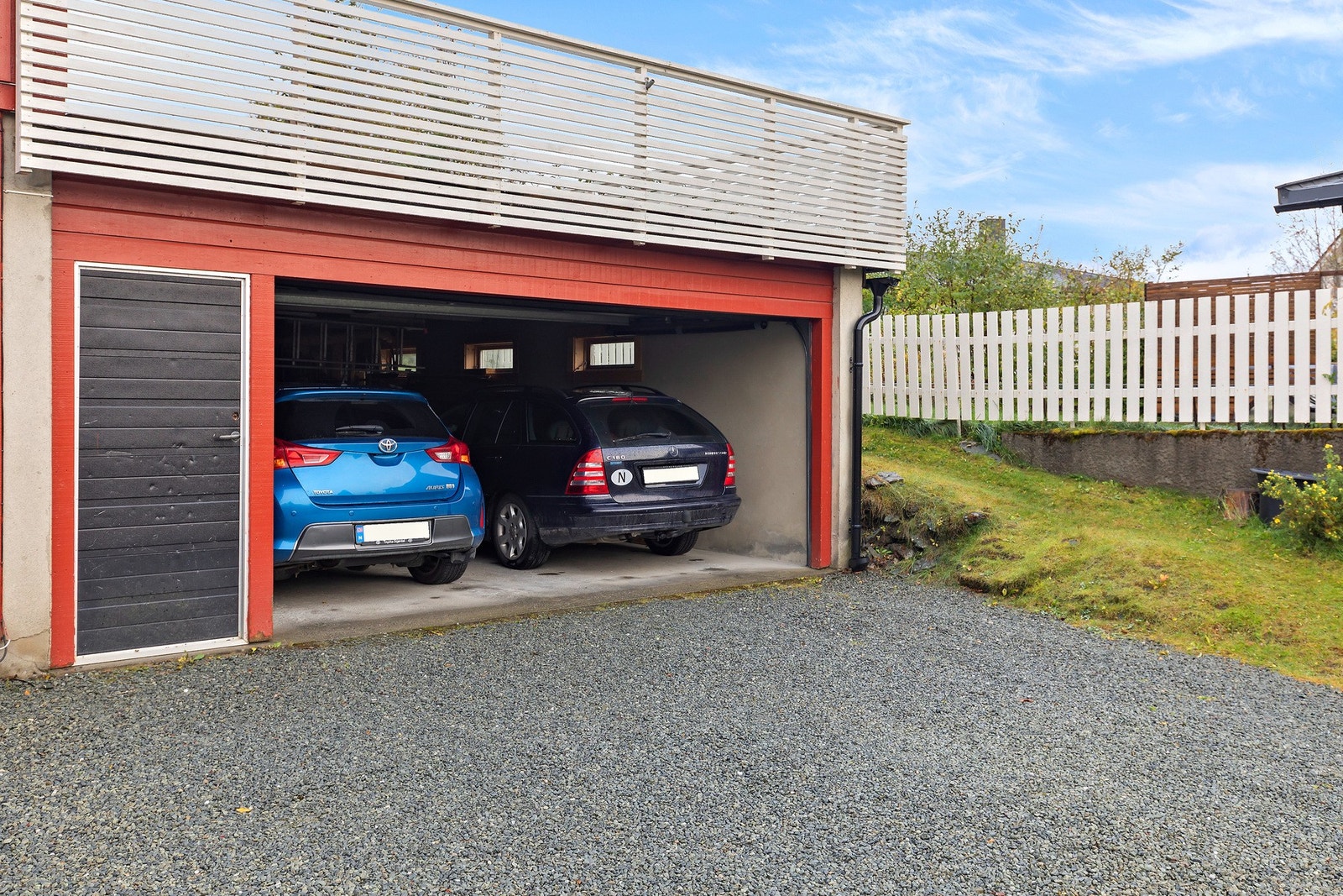 Praktisk med parkering i dobbeltgarasje. Galleribilde