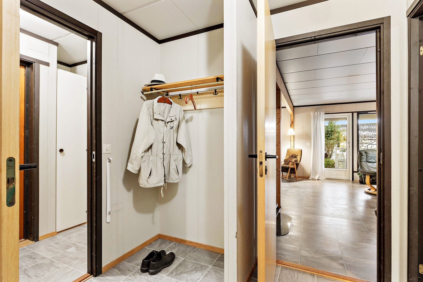 Velkommen inn- praktisk og stor gang med mye plass for lagring. Galleribilde