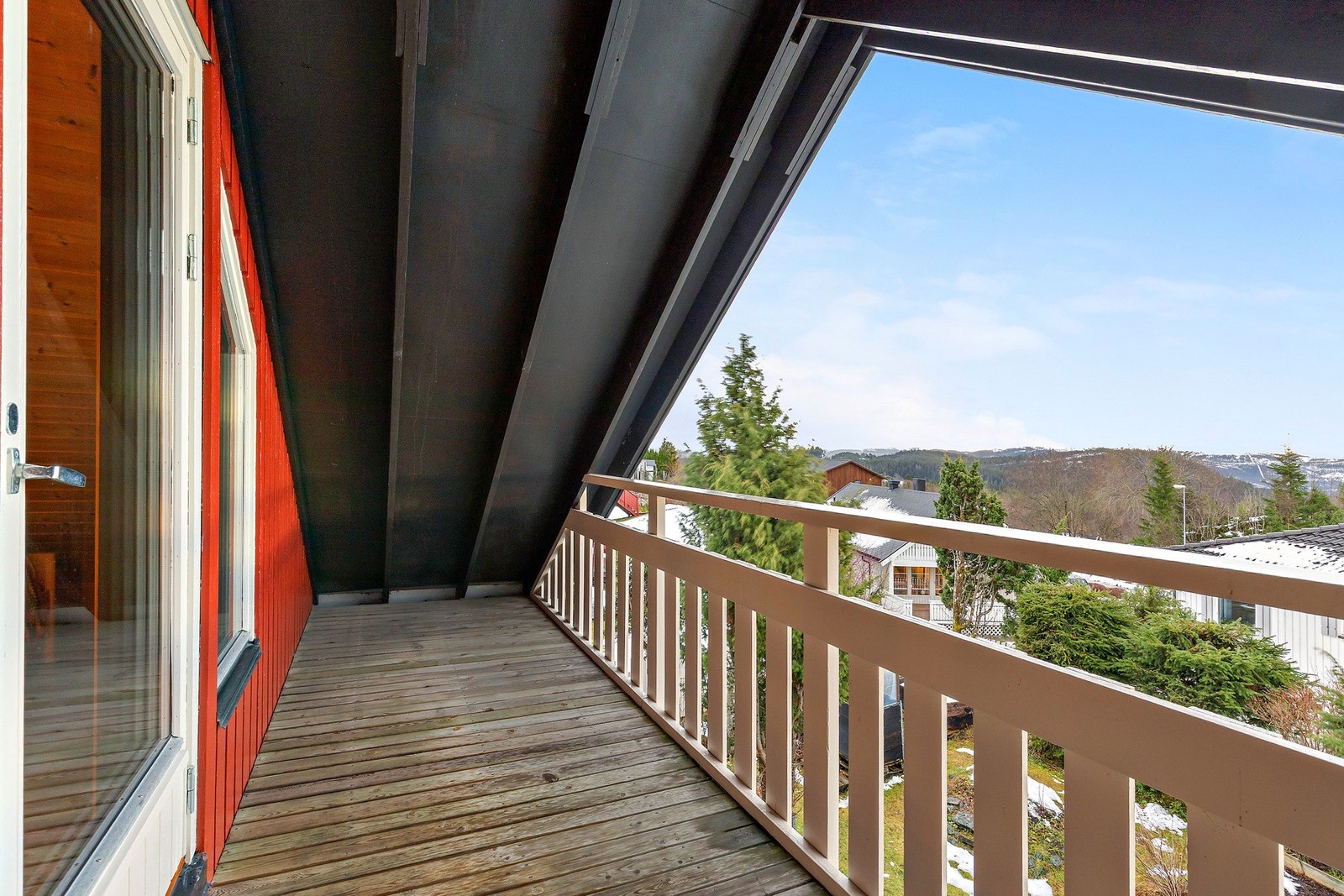 Balkong i loftetasjen med utgang fra soverom. Galleribilde