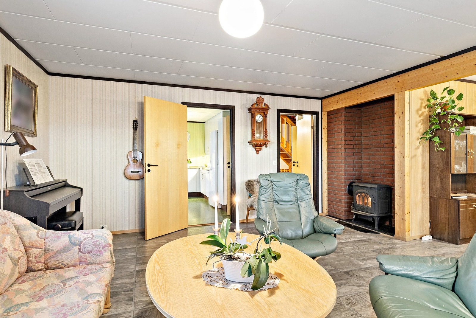 Vedfyring som skaper en lun og god varme. Galleribilde